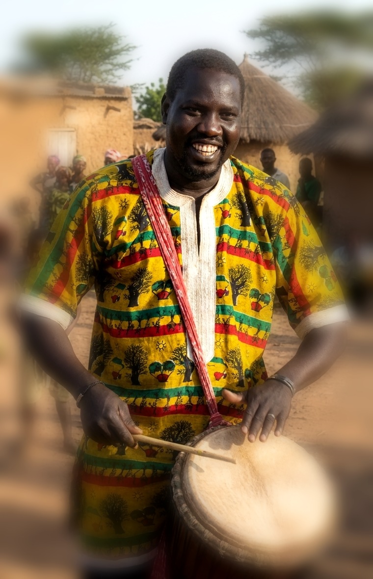Karim Mbaye performing, alone, on the sabar